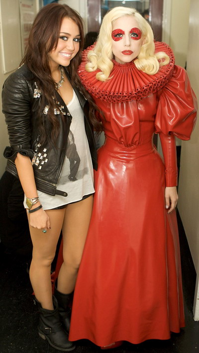 Miley Cyrus o compara pe nasa ei, Dolly Parton, cu... Lady GaGa!