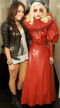 Miley Cyrus o compara pe nasa ei, Dolly Parton, cu... Lady GaGa!