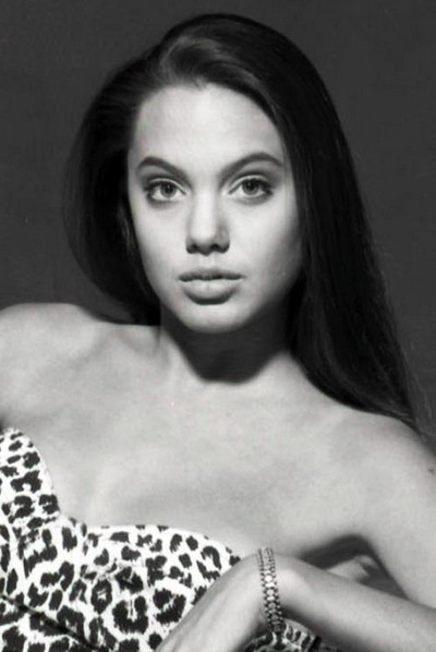 Uite cum arata Angelina Jolie la 15 ani! GALERIE FOTO