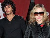 Madonna adopta un look adolescentin atunci cand iese cu Jesus Luz FOTO!