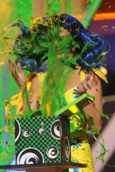 Katy Perry a fost improscata cu vopsea din cap pana in picioare FOTO!