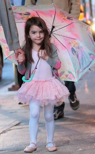Suri Cruise, o micuta balerina sub ploaia newyorkeza FOTO!