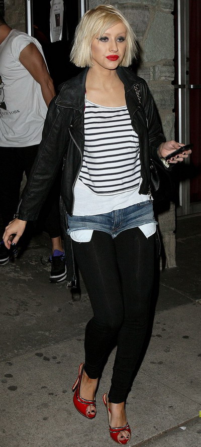 Ghici ale cui sunt picioarele! UPDATE! Ati ghicit raspunsul: Christina Aguilera! FOTO!