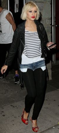 Ghici ale cui sunt picioarele! UPDATE! Ati ghicit raspunsul: Christina Aguilera! FOTO!