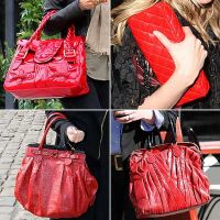 Celebritati pasionate de rosu intens: Ale cui sunt posetele?