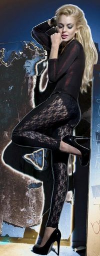 Lindsay Lohan pozeaza sexy ca sa isi vanda noua colectie de haine! GALERIE FOTO