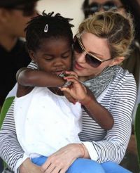 Tatal biologic al micutei Mercy, pe care Madonna a adoptat-o din Malawi, isi vrea fetita inapoi! FOTO