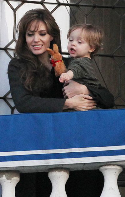 Angelina Jolie si micul Knox, amuzati de un mic "accident", pe balcon! GALERIE FOTO