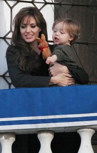 Angelina Jolie si micul Knox, amuzati de un mic "accident", pe balcon! GALERIE FOTO