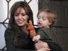 Angelina Jolie si micul Knox, amuzati de un mic "accident", pe balcon! GALERIE FOTO
