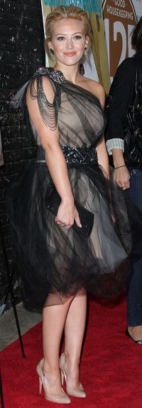 Iti place cum arata Hilary Duff in rochia Vera Wang pe care a purtat-o la un eveniment monden? FOTO