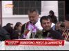 Preotul cu Maserati s-a lasat asteptat la Varasti, unde zeci de oameni se pregateau sa inmormanteze un consatean! VIDEO