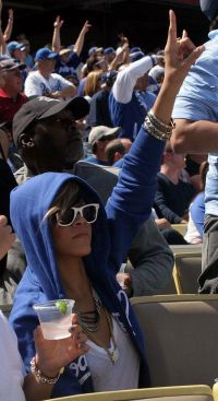 Rihanna ii face galerie la meci lui Matt Kemp! GALERIE FOTO