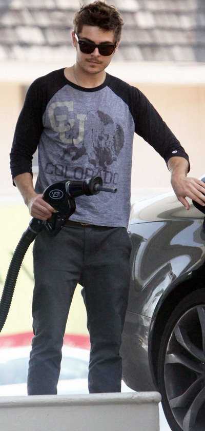 Zac Efron: mustata macho! FOTO!