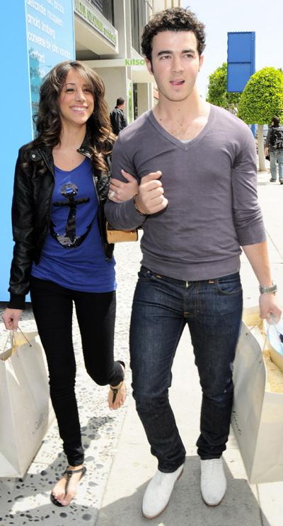 Kevin si Danielle Jonas - la plimbare in Beverly Hills! GALERIE FOTO
