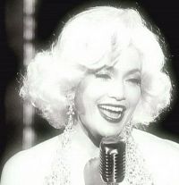 Jennifer Lopez i-a urat "Happy Birthday" lui George Lopez in stil Marilyn Monroe! Ii sta bine blonda? FOTO&VIDEO