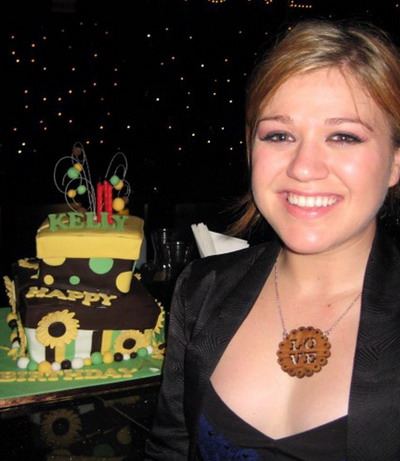 Kelly Clarkson si-a sarbatorit ziua de nastere in Malaezia! GALERIE FOTO