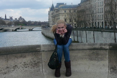 Madalina Draghici s-a ingrasat 2 kilograme la Paris, pentru ca asa ii cere rolul din noul proiect MediaPro Pictures pentru ACASA! FOTO