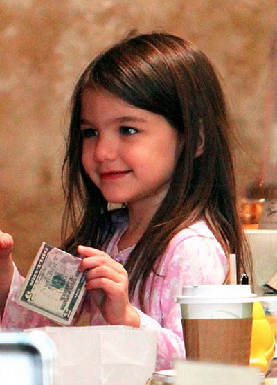 Suri Cruise stie sa plateasca ce consuma cu bani cash - FOTO