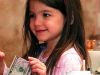 Suri Cruise stie sa plateasca ce consuma cu bani cash - FOTO