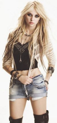 Taylor Momsen, vedeta din "Gossip Girl": „ Port un cutit cu mine tot timpul! Chiar si in avion.” 