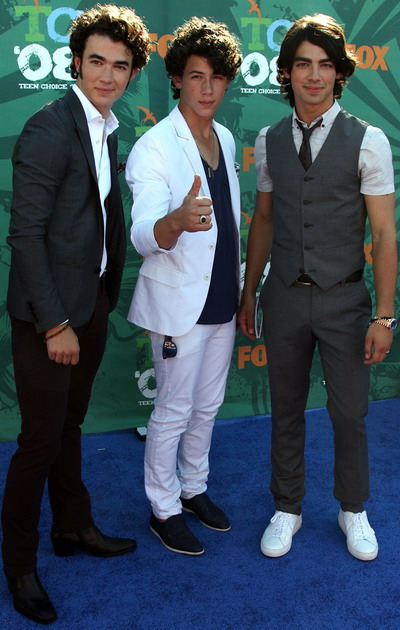 „The Jonas Brothers” fac echipa cu fratii Beckham?
