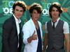 „The Jonas Brothers” fac echipa cu fratii Beckham?