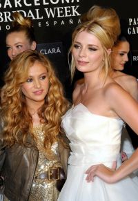 Mischa Barton e prietena cu Paulina Rubio si a defilat pe podium in rochie de mireasa! FOTO