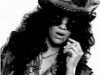Rihanna il imita pe Slash – fostul chitarist de la Guns N’Roses – in noul ei videoclip! FOTO&VIDEO