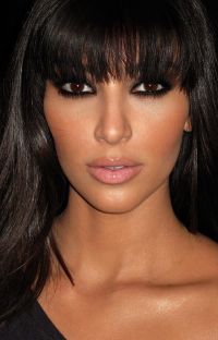Kim Kardashian te invata cum sa obtii un machiaj smokey eyes! VIDEO