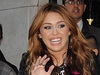 Miley Cyrus nu stie ce sa mai faca ca sa socheze: pantaloni minusculi pe strada – aproape sarut cu o femeie pe scena? – GALERIE FOTO