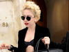 Lady GaGa, retinuta la aeroport din cauza tinutei excentrice – FOTO