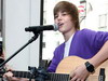 Justin Bieber e obsedat de internet - VIDEO