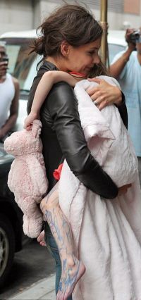 Suri Cruise isi exerseaza talentul de „pictorita” desenandu-se pe picioare 