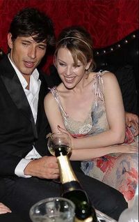 Kylie Minogue are uneori rol de secretara pentru iubitul ei