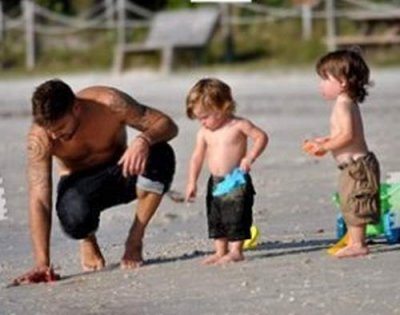 Ricky Martin a postat pe Facebook imagini noi cu el si gemenii pe plaja – GALERIE FOTO