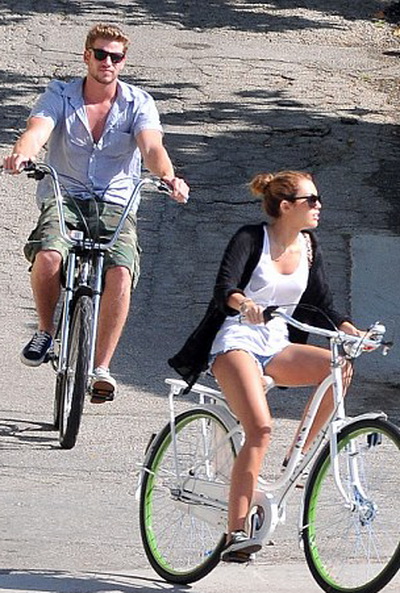 Miley Cyrus la plimbare cu bicicleta  - GALERIE FOTO 