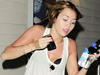 Miley Cyrus isi poarta sutienul la vedere - GALERIE FOTO