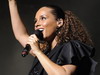 Alicia Keys a cazut pe scena in timpul unui concert – VIDEO