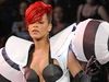 Rihanna in concert cu perne de aer pe umar – GALERIE FOTO 