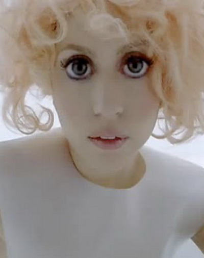 Lady Gaga ii ameteste iar pe tineri cu o noua gaselnita: ochii de insecta - VIDEO