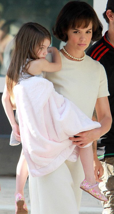 Suri Cruise, in vizita la Katie Holmes pe platourile de filmare la „The Kennedys” – FOTO