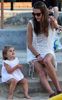 Alessandra Ambrosio, in vacanta in Malibu cu familia - GALERIE FOTO