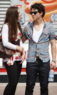 Nick Jonas i-a preparat lui Lucie Jones o pizza in forma de inima