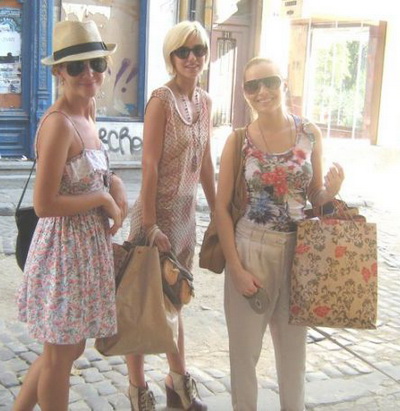  Laura Cosoi, Adela Popescu si Dana Rogoz – in cautare de haine unicat