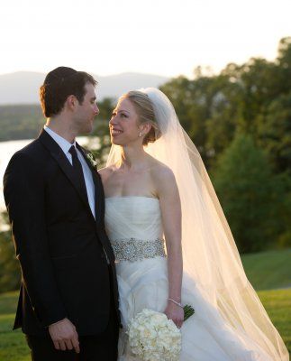 Chelsea Clinton, fiica lui Bill Clinton, s-a maritat intr-o rochie superba semnata Vera Wang - VIDEO