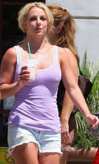 Britney Spears – din nou cu sfarcurile la vedere – GALERIE FOTO