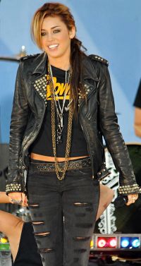 Miley Cyrus isi doneaza hainele in scopuri caritabile