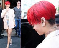 Rihanna isi prezinta noul tatuaj: Rebelle Fleur, transcris pe gat - GALERIE FOTO