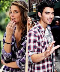 Ashley Greene ii da batai de cap lui Joe Jonas, ca sa-i pastreze interesul